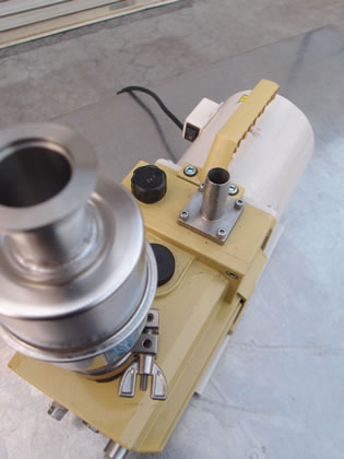 油回転式<br>真空<br>ポンプ