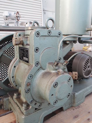 油回転式<br>真空ポンプ