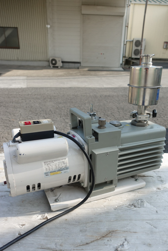 油回転式<br>真空ポンプ