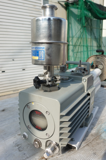 油回転式<br>真空ポンプ