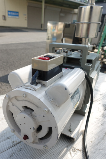 油回転式<br>真空ポンプ