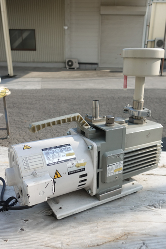 油回転式<br>真空ポンプ