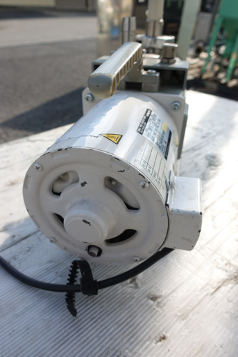 油回転式<br>真空ポンプ