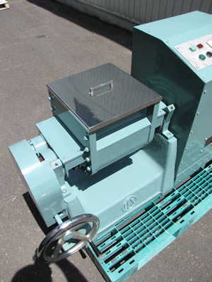 ニーダー<br>加水混練機