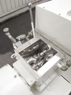 ニーダー<br>加水混練機