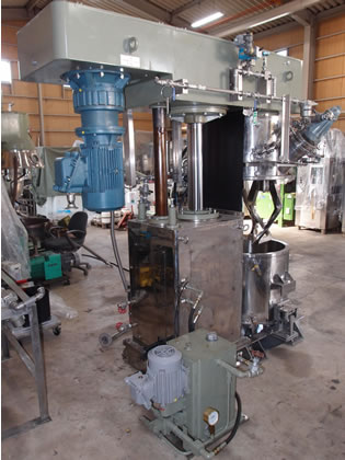 真空<br>プラネタリー<br>ミキサー<br><br>羽根：門型<br>90度ひねり