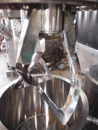 真空<br>プラネタリー<br>ミキサー<br><br>羽根：門型<br>90度ひねり