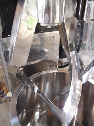 真空<br>プラネタリー<br>ミキサー<br><br>羽根：門型<br>90度ひねり