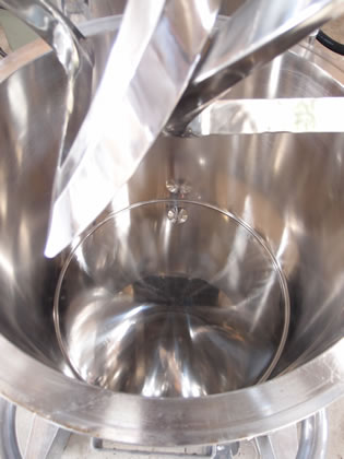 真空<br>プラネタリー<br>ミキサー<br><br>羽根：門型<br>90度ひねり