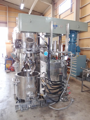 真空<br>プラネタリー<br>ミキサー<br><br>羽根：門型<br>90度ひねり