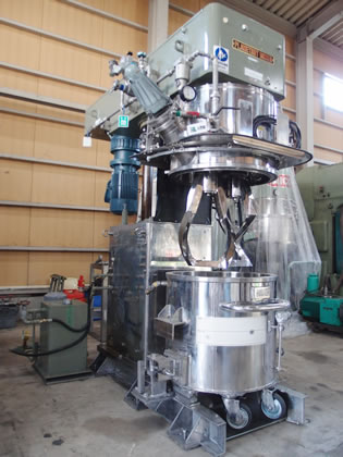 真空<br>プラネタリー<br>ミキサー<br><br>羽根：門型<br>90度ひねり