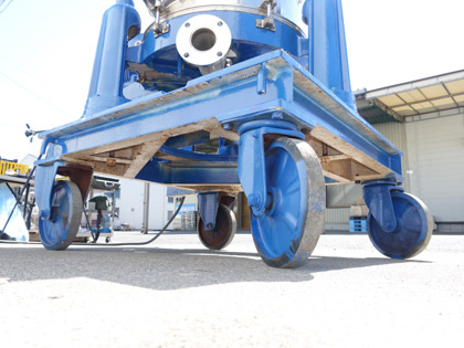 ケーシング<br>開放可能<br><br>上部排出型<br>遠心分離機