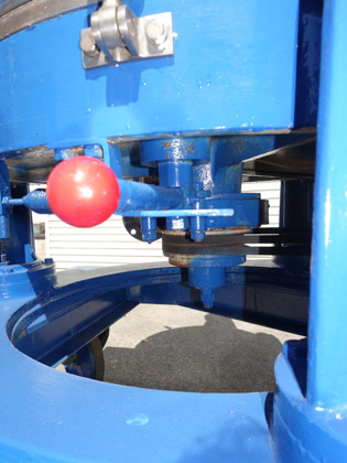 ケーシング<br>開放可能<br><br>上部排出型<br>遠心分離機