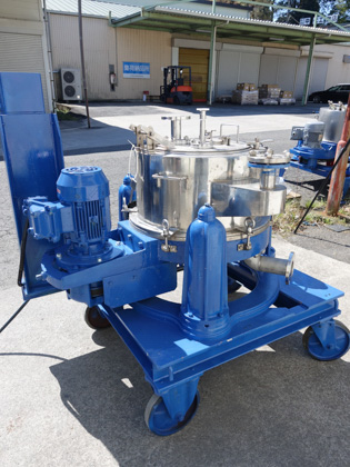 ケーシング<br>開放可能<br><br>上部排出型<br>遠心分離機