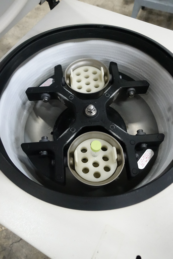 小型冷却型<br>遠心分離機