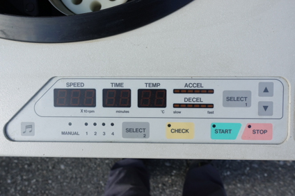 小型冷却型<br>遠心分離機