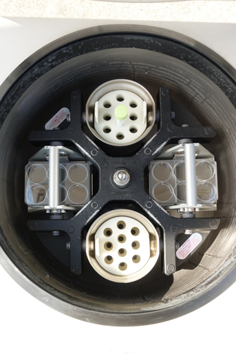 小型冷却型<br>遠心分離機