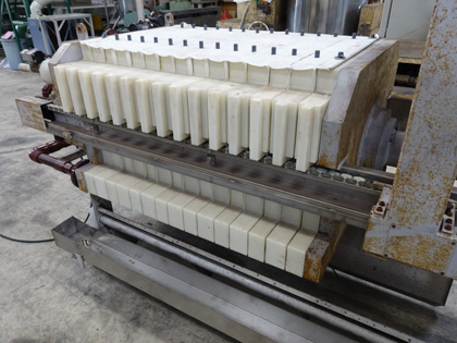 小型<br>全自動<br>圧搾式<br>フィルター<br>プレス