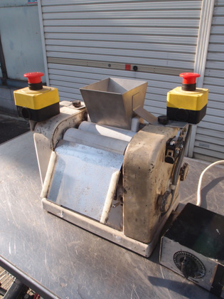 卓上型<br>三本<br>ロールミル