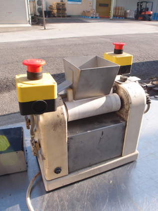 卓上型<br>三本<br>ロールミル