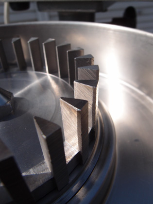 超遠心<br>粉砕機<br>UCM