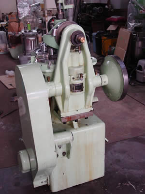 オープン型<br>ロータリー式<br>打錠機