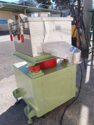 角形遊動<br>ふるい機<br><br>ジャイロ<br>シフター