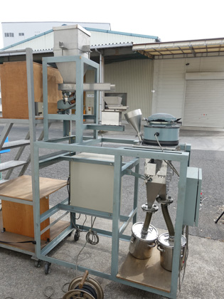 粉体定量<br>供給機付<br><br>微粉乾式連続<br>音波ふるい<br><br>ソニック<br>シフター