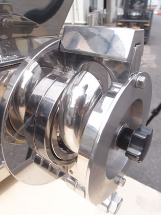 グラニュ<br>マスター<br><br>横押出し<br>造粒装置