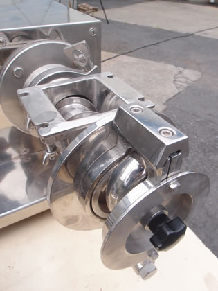 グラニュ<br>マスター<br><br>横押出し<br>造粒装置