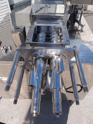 ファン<br>リューザー<br><br>押出造粒機