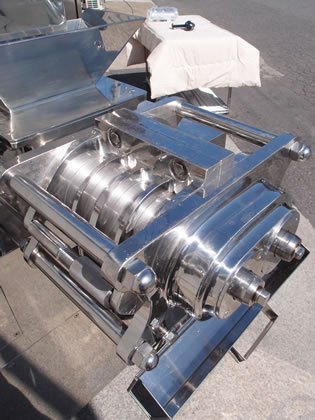 ファン<br>リューザー<br><br>押出造粒機