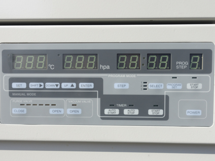 真空定温乾燥器<br><br>真空<br>箱型棚段式<br>乾燥機