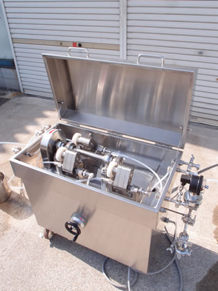 ALLステンレス<br>ギアーポンプ<br><br>流動層造粒機<br>付属品として<br>スプレーユニット<br>付き