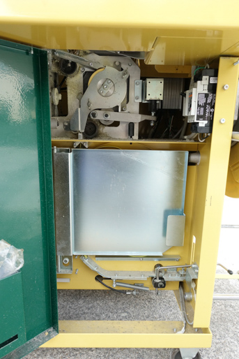 自動包装機<br><br>PPバンド締め機